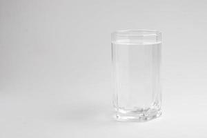 agua potable limpia en un vaso transparente foto