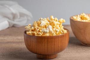 palomitas de maíz en una taza de madera. aperitivos. foto