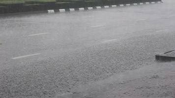 lluvia en carretera asfaltada, sin coches video
