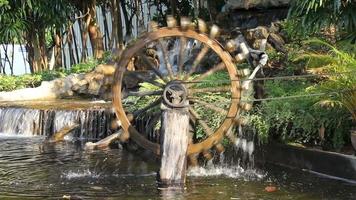 roue hydraulique en bois avec cascade artificielle