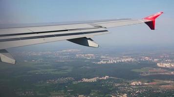 guardare attraverso finestra aereo durante volo con un' simpatico blu cielo video