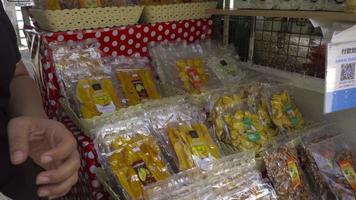 mulher compra manga seca embalada no mercado tailandês video