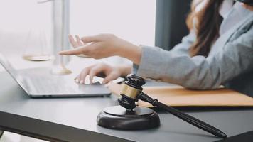 concept de justice et de droit. juge masculin dans une salle d'audience avec le marteau, travaillant avec, clavier d'ordinateur et d'accueil, lunettes, sur table à la lumière du matin video