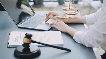 concept de justice et de droit. juge masculin dans une salle d'audience avec le marteau, travaillant avec, clavier d'ordinateur et d'accueil, lunettes, sur table à la lumière du matin video