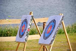 blancos para competiciones de tiro con arco a orillas del lago. foto