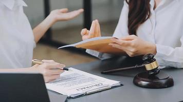 concept de justice et de droit. juge masculin dans une salle d'audience avec le marteau, travaillant avec, clavier d'ordinateur et d'accueil, lunettes, sur table à la lumière du matin video