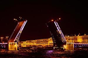 puente abierto sobre el río en la ciudad de noche. foto