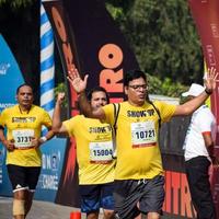 nueva delhi, india - 16 de octubre de 2022 - carrera de media maratón de vedanta delhi después de covid en la que los participantes del maratón están a punto de cruzar la línea de meta, media maratón de delhi 2022 foto