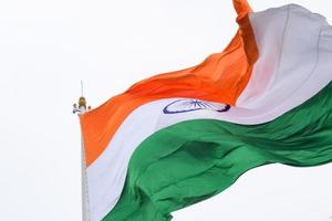 bandera india ondeando alto en connaught place con orgullo en el cielo azul, bandera india ondeando, bandera india el día de la independencia y el día de la república de la india, tiro inclinado, ondeando la bandera india, har ghar tiranga foto