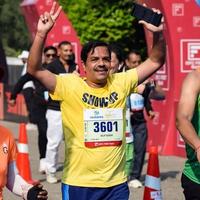 nueva delhi, india - 16 de octubre de 2022 - carrera de media maratón de vedanta delhi después de covid en la que los participantes del maratón están a punto de cruzar la línea de meta, media maratón de delhi 2022 foto