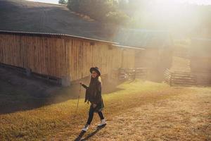 bella joven de estilo rústico en el campo en una granja foto