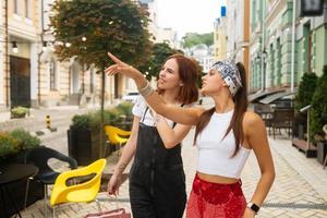 dos mujeres jóvenes caminando al aire libre divirtiéndose foto