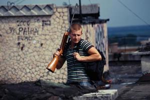 hombre con un arma foto