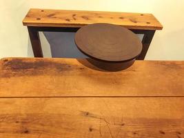pieza de museo. máquina antigua para cerámica de madera natural. círculo para modelar productos de arcilla. mesa y asiento para una persona que trabaja con las manos foto