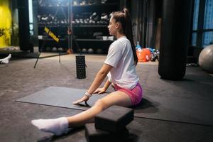 mujer joven haciendo ejercicio, haciendo yoga o pilates foto