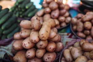 primer plano de patatas en el mostrador del mercado agrícola para la venta. foto