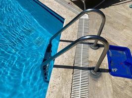 escalera de barras de apoyo en la piscina foto