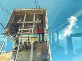 teleférico en la montaña. un edificio para el embarque de turistas en la cabaña antes del recorrido. plataforma de observación en la montaña, observación de la naturaleza foto