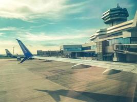 cola de avión. viajar por el cielo a otro país. el avión despega hacia el cielo. pista de aterrizaje en el aeropuerto foto