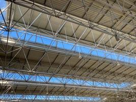 techo industrial metálico de un edificio de estructura de acero. fondo, textura foto
