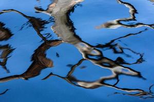 reflejo en el agua sobre un fondo azul foto