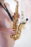 hermosa chica tocando el saxofón foto