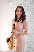 hermosa chica tocando el saxofón foto