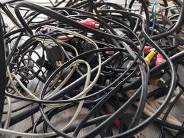 cables eléctricos de computadora para transferencia de corriente e información foto