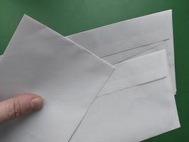 sobre para enviar cartas en la oficina de correos foto