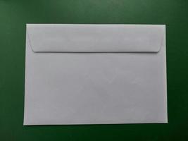 sobre para enviar cartas en la oficina de correos foto