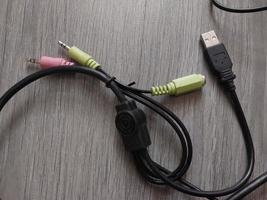 cables eléctricos de computadora para transferencia de corriente e información foto