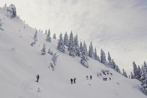 foto de paisaje de pendiente de montaña nevada empinada