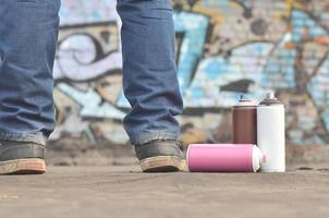 A photography of a certain number of paint cans against the graf photo