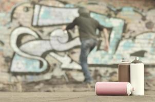 A photography of a certain number of paint cans against the graf photo