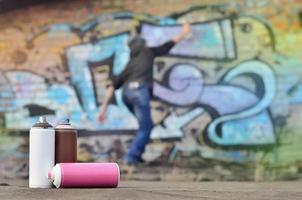 A photography of a certain number of paint cans against the graf photo