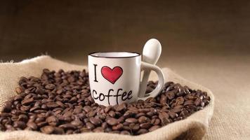 varm ångande espresso kaffe i en kopp och kaffe bönor video