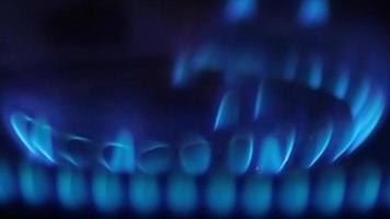 crise énergétique et gaz naturel en europe. lumière bleue causée par le gaz naturel utilisé dans les ménages et réchauffant la maison. video