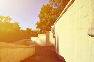 un joven supera obstáculos, trepando por paredes de hormigón. el atleta practica parkour, entrenando en condiciones de calle. el concepto de subculturas deportivas entre los jóvenes foto