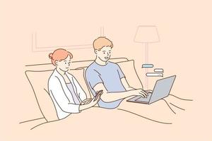 tecnologías, adicción a internet, relajación con gadgets en el concepto de hogar. jóvenes personajes de dibujos animados de pareja positiva que se quedan en la cama y usan juntos sus dispositivos electrónicos móviles laptop smartphone vector