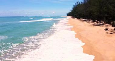 Flygfoto över havet och sandstranden. vacker toppvy över sandstranden. perfekt för semester sommar bakgrund, tropisk destination. phuket beach havssand video