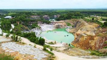 fotografia aerea di una grande fossa di una miniera di gesso. una grande miniera di gesso. concetti di industria mineraria e geologica video