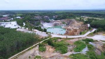 fotografia aerea di una grande fossa di una miniera di gesso. una grande miniera di gesso. concetti di industria mineraria e geologica video