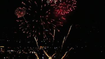 fuegos artificiales que destellan en el cielo de la tarde. video