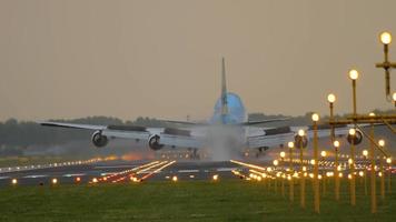 amsterdam, países bajos 28 de julio de 2017 - klm royal dutch airlines boeing 747 aterrizando en 18r polderbaan, aeropuerto shiphol, amsterdam, holanda video