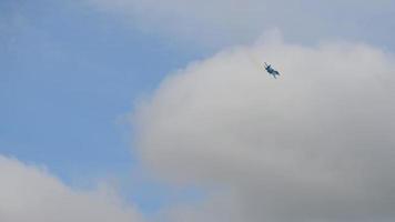 nowosibirsk, russische föderation 5. august 2018 - sukhoi su 34 verteidiger kunstflugleistung. Airshow auf dem Flugplatz Mochishe unnm video