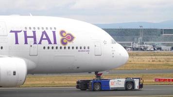 frankfurt am main, duitsland 20 juli 2017 - thai airways airbus 380 hs tud die van dienst sleept. fraport, frankfurt, duitsland video