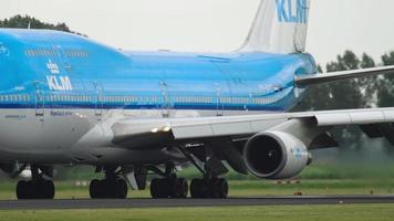 Amsterdam, Pays-Bas 25 juillet 2017 - klm royal dutch airlines boeing 747 ph bfc commencer à accélérer avant le départ à polderbaan 36l, aéroport de shiphol, amsterdam, hollande