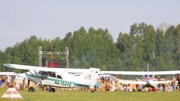 novosibirsk, fédération de russie 28 juillet 2019 - maule m 7 235c avions légers orion sur l'aérodrome. meeting aérien à l'aérodrome de mochische unnm video
