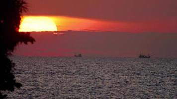 pôr do sol sobre a paisagem oceânica com jetski, praia de karon, phuket, tailândia video