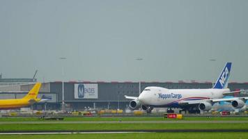 Ámsterdam, Países Bajos 27 de julio de 2017 - nippon cargo boeing 747 ja14kz antes de la salida en la pista 24 kaagbaan. Aeropuerto de Shiphol, Amsterdam, Holanda video